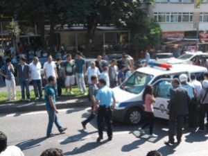 Üniversitelilere baltalı saldırı