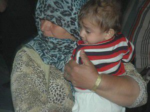 Çocuğunun gözünün önünde karısını bıçakladı