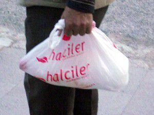 Elektrikli hızara elini kaptırdı!