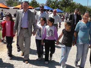 Yetimlere göl gezisi