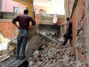 Kepçe mağazanın duvarına hasar verdi
