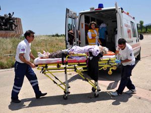 Plakasız motosiklet yayaya çarptı!