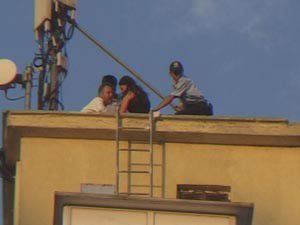 İntihar etmek için otelin çatısına çıktı