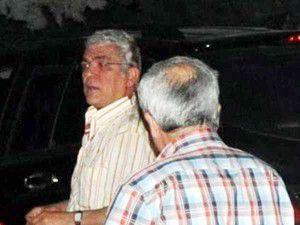 Kuyumcuyu soyguncunun elinden komşuları kurtardı