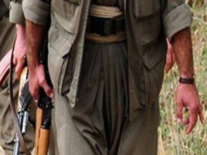 Teröristler yol kesip araç yaktı