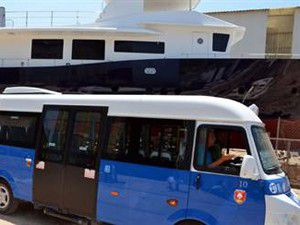 Yat ile minibüs çarpıştı