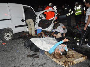 İki otomobil kafa kafaya çarpıştı! 9 yaralı