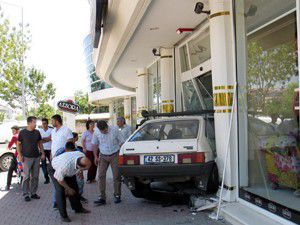 Amcasının aracını habersizce aldı, mağazaya daldı!