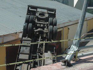 Kamyon köprüden depoya uçtu: 4 yaralı