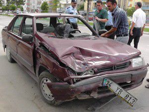 iki otomobil çarpıştı: 3 yaralı