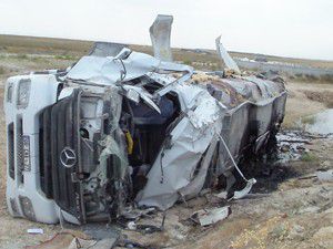 Tankerin devrilmesiyle sürücü yaralandı