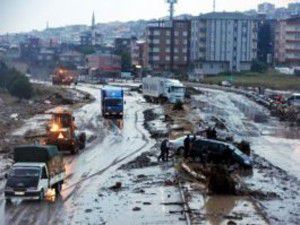 Samsuında selden iki köprü yıkıldı