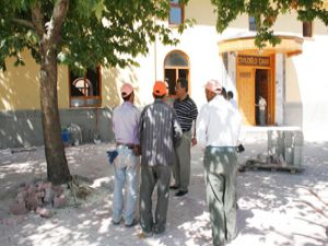 Karatay’da parke zemini eskimiş camiler yenileniyor