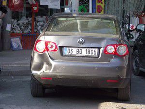 Motosiklet otomobile çarptı: 2 yaralı