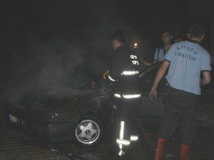 Aynı mahalleden 2 aracı kundakladılar!