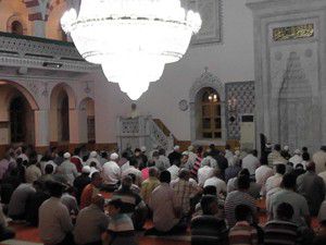 Kuluda ilk teravihte camiler doldu