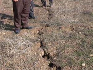 Önce obruk şimdi de derin çatlaklar