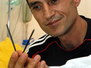 Öksürürken Ağzındaki Çivileri Yuttu