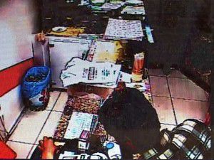 Şüpheliler kasadan sigara parası çaldı