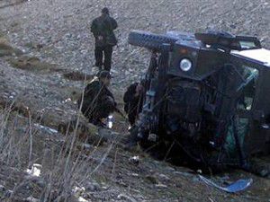Askeri araç devrildi: 2 şehit