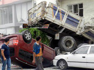 Kamyon ölüm saçtı: 5 ölü, 6 yaralı