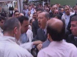 Yumruk yiyen Erdoğanın canı yandı