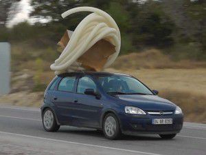 Yük taşıyan araçlar yollarda tehlike saçıyor