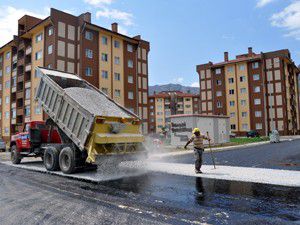 TOKİ yolunda asfalt çalışması