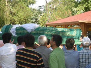 Barajda boğulan baba ve kızları toprağa verildi