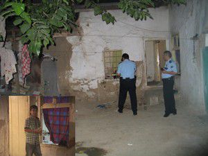 Çocuğu kaçmasın diye zincirle bağlamış!