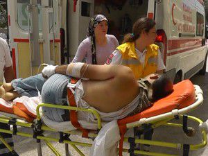 Damat ve kayınpederi bıçaklandı