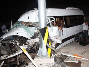 Biri devrildi, biri direğe çarptı!