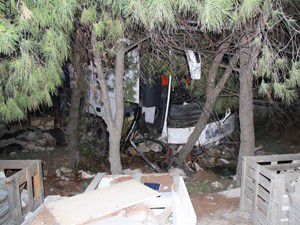 Otobüs bahçeye düştü