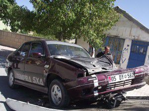 Otomobil duvara çarptı: 1 yaralı