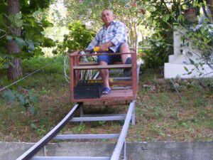 Evine raylı sistem kurdu