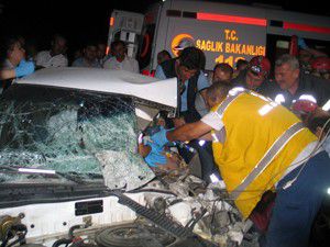 Otomobille çarpışan otobüs devrildi! 17 yaralı