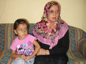 Üç yaşındaki kızının gözü önünde dövdü