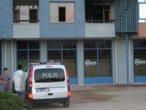 Yangında mahsur kalan kadını itfaiye kurtardı