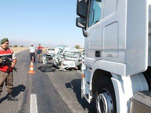 Tır ile otomobil çarpıştı: 2 ölü, 1 yaralı