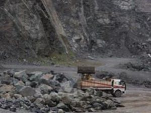 Şantiye şefi ve bekçiyi de yanına alıp kaçtı