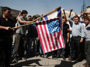 Amerika ve İsrail bayrağı yakıldı