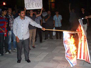 İsraile tepkiler gece de devam ediyor