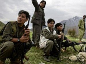 Teröristler öğretmen kaçırdı