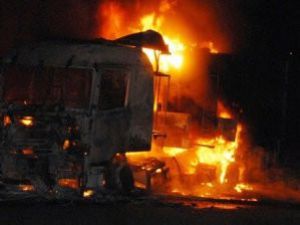 Kömür yüklü tırı yaktılar