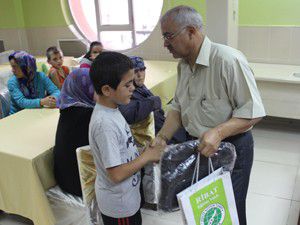 Ribattan 500 aileye kırtasiye yardımı