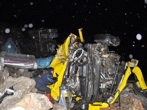 Kamyon şarampole devrildi