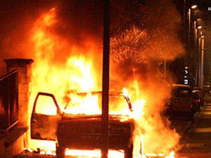 Özel bir şirkete ait araçlar yakıldı