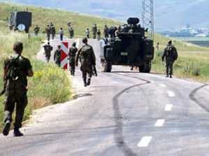 Sınırda kaçakçılarla asker arasında çatışma