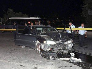 Alkollü sürücü polislere çarptı