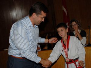Kalaycı, şampiyon tekvandocuları ödüllendirdi